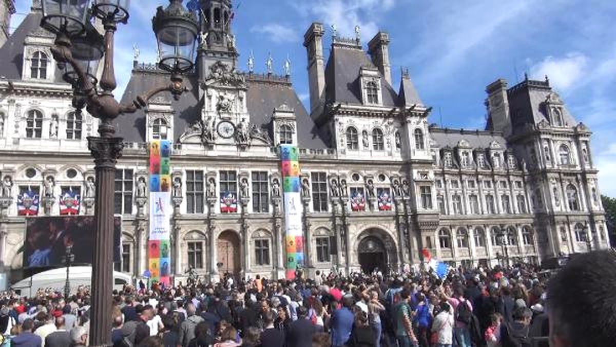 Macron, Paris Belediyesi\'ni Ziyaret Etti