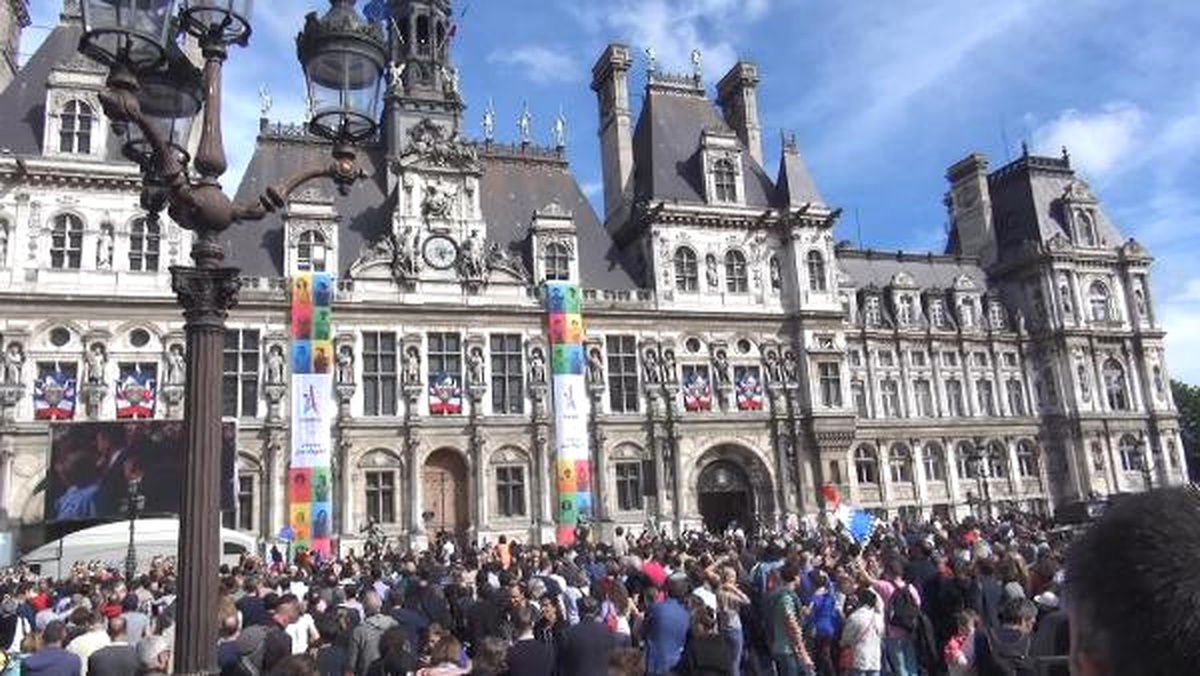 Macron, Paris Belediyesi\'ni Ziyaret Etti