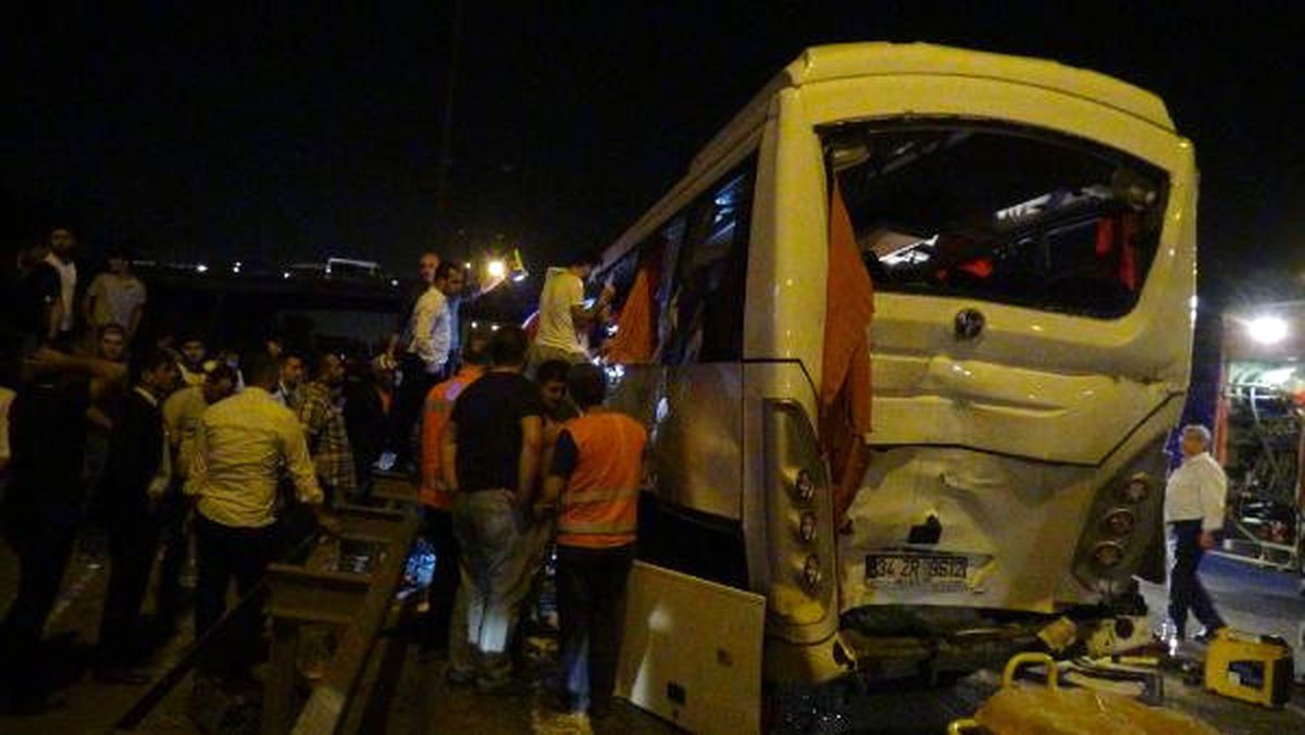 Midibüs, İki Tır\'ın Arasında Kaldı; 8 Yaralı