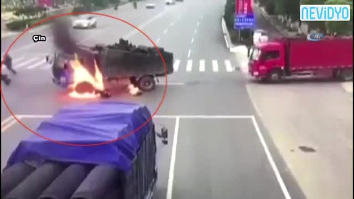 Motosiklet Kamyonun Yakıt Tankına Çarpınca...