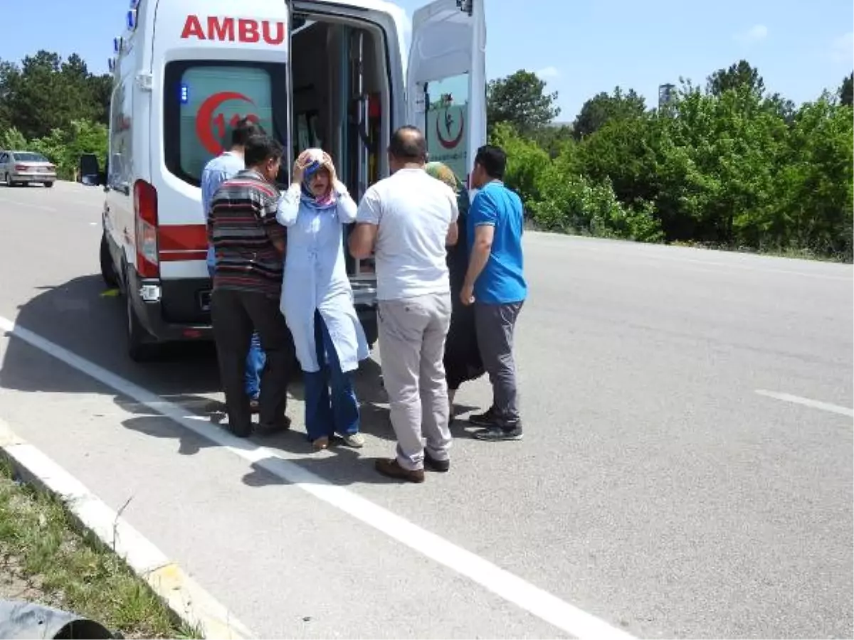 Otomobil Aydınlatma Direğine Çarptı: 4 Yaralı