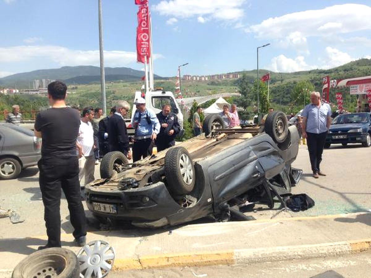 Otomobil Hafif Ticari Araca Çarptı 6 Yaralı