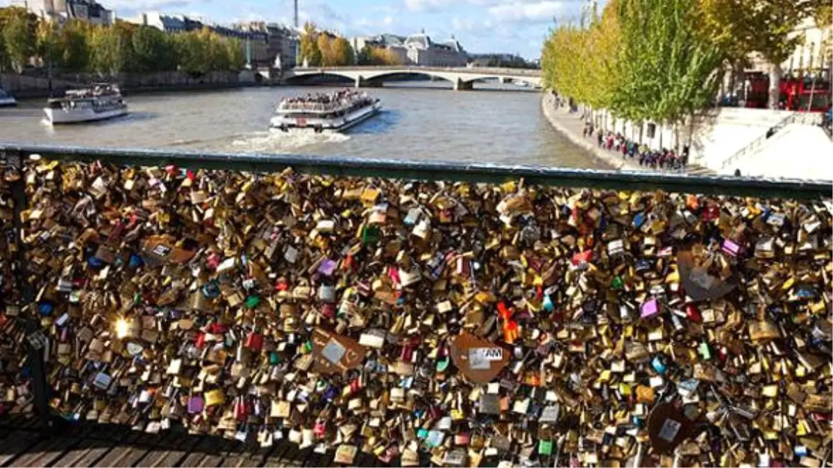 Paris\'in Aşk Kilitleri Sığınmacılara Umut Oldu