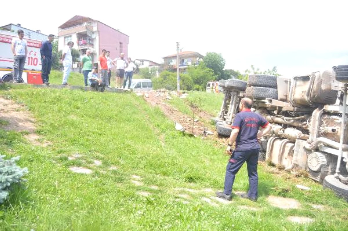 Park Halindeyken El Freni Boşalan Kamyon Devrildi