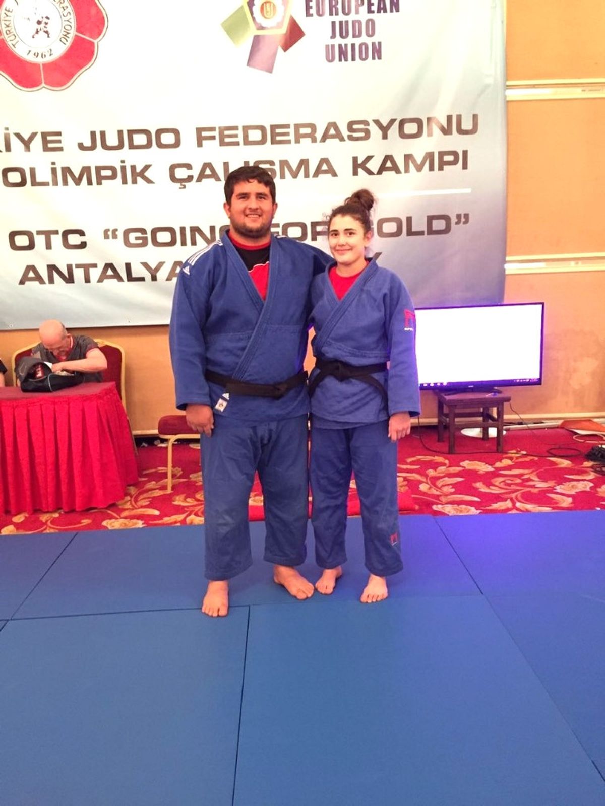 Salihli Belediyesporlu Bingöl ve Gezer\'e Milli Görev