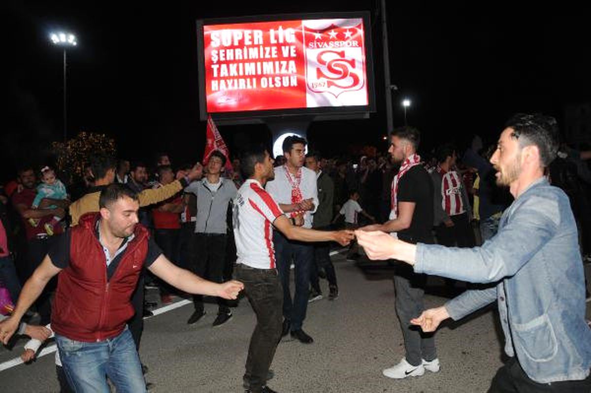 Sivas\'ta Binlerce Taraftar Kent Meydanında