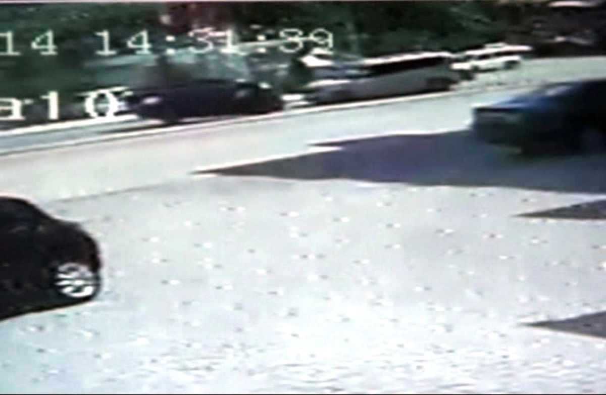 Takla Atarak Karşı Şerite Uçan Otomobilin Kaza Anı Güvenlik Kamerasına Yansıdı