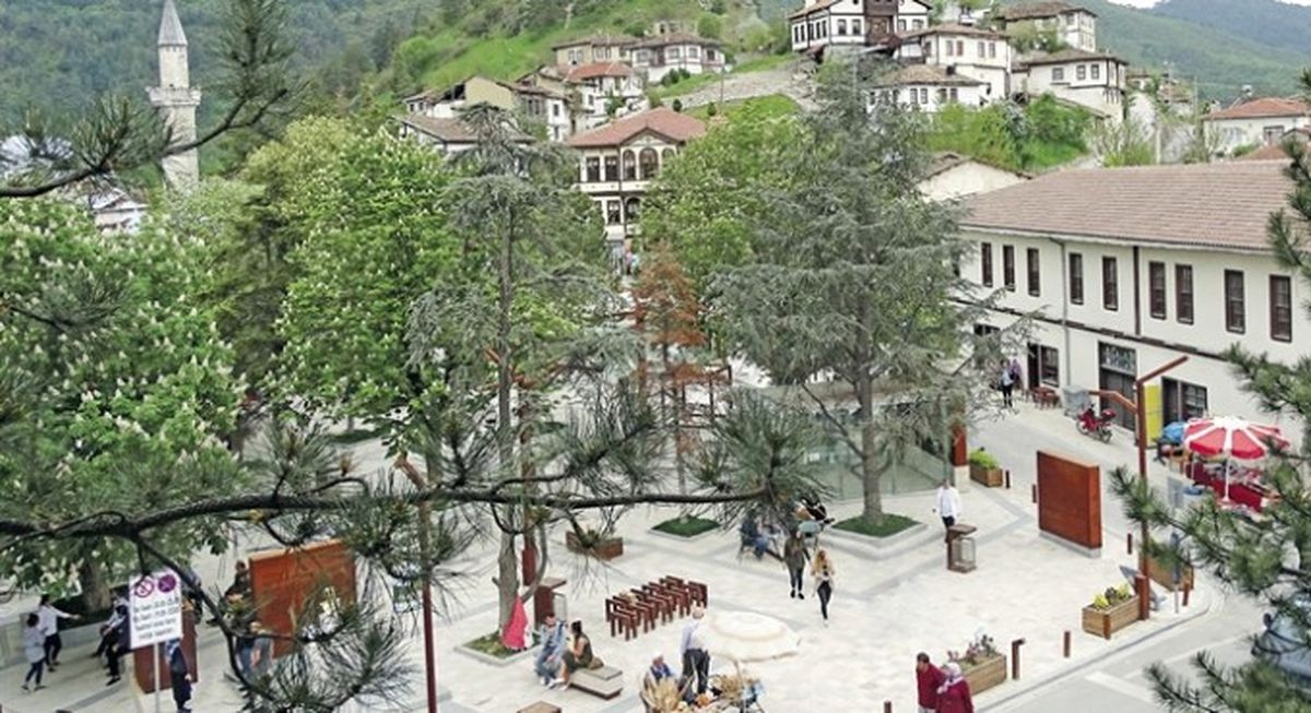 Tarih Kokan Sokaklarda
