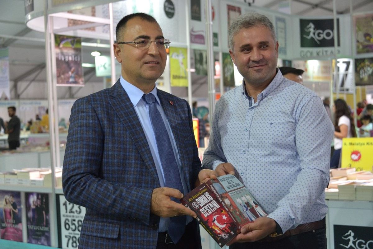 Vali Toprak Malatya Anadolu Kitap ve Kültür Fuarını Ziyaret Etti