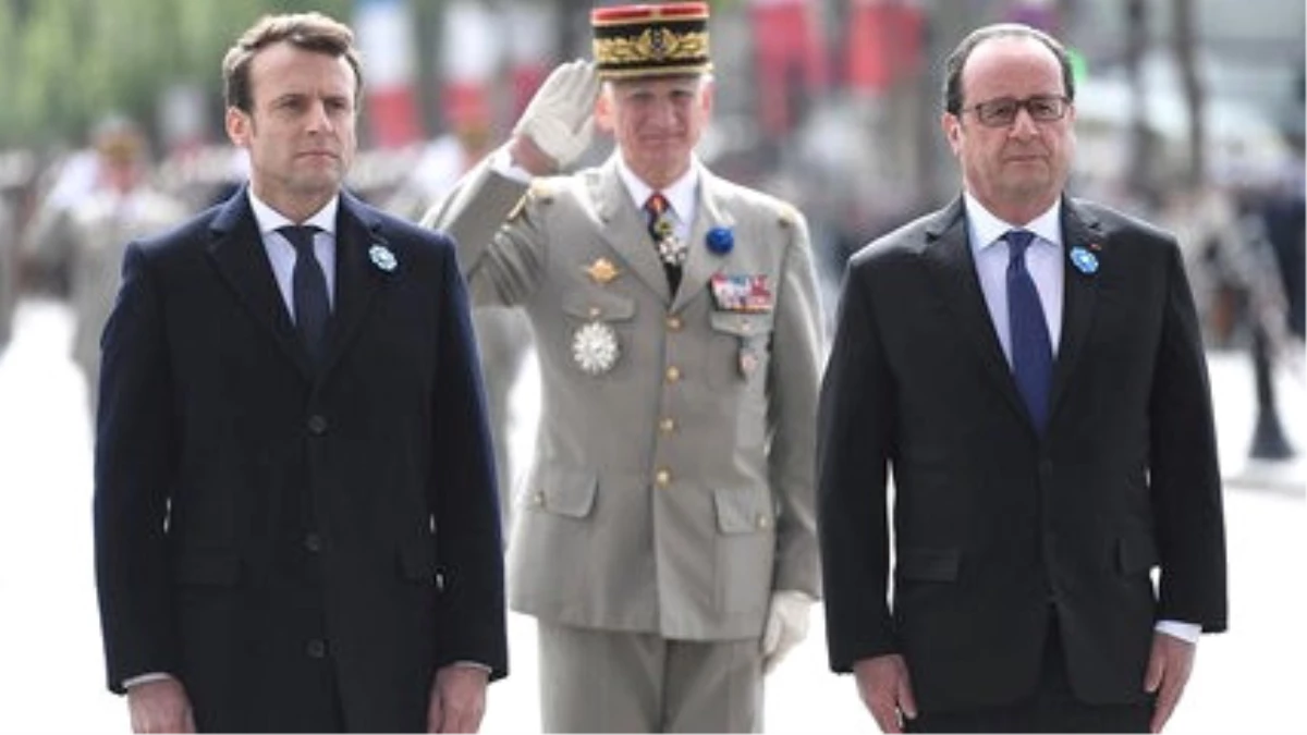 Yeni Cumhurbaşkanı Macron ile François Hollande Yan Yana