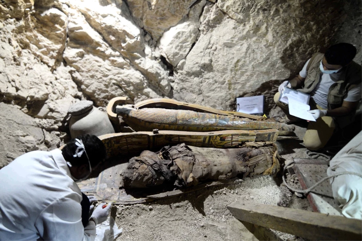 Mısır\'da Yer Altı Mezarlığında 17 Mumya Bulundu