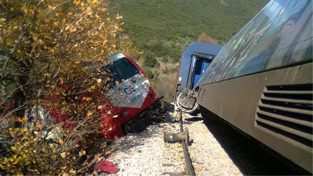 Yunanistan\'da Yolcu Treni Raydan Çıktı: 6 Yaralı