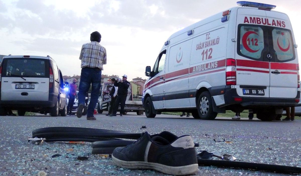Aksaray\'da Hafif Ticari Araçla Motosiklet Çarpıştı: 4 Yaralı
