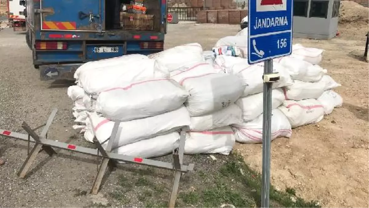 Başkale\'de 3 Ton Kaçak Çay Ele Geçirildi