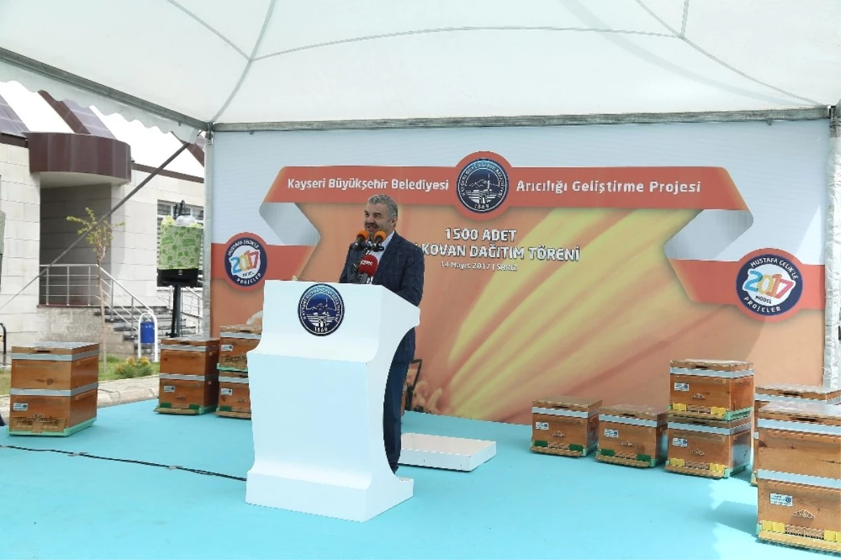 Başkan Çelik, Sarız\'da Bin 500 Kovan Arıyı Üreticilere Teslim Etti