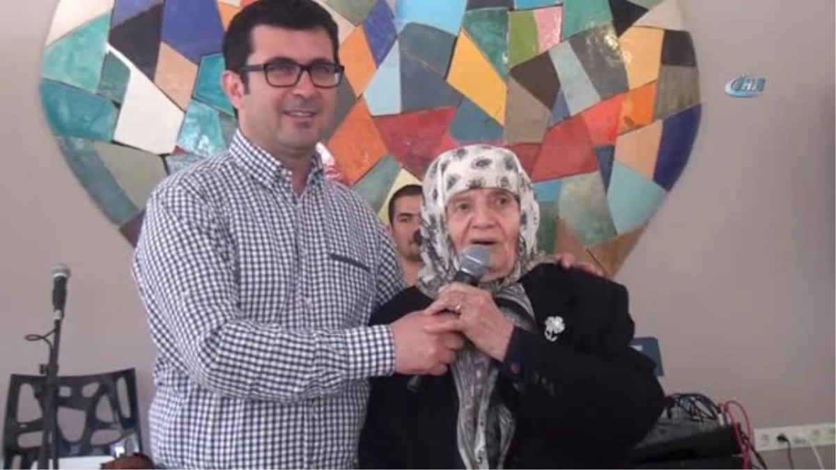 Bergamalı 85 Yaşındaki Sabahat Nine\'nin Şiiri Anneler Gününe Damgasını Vurdu