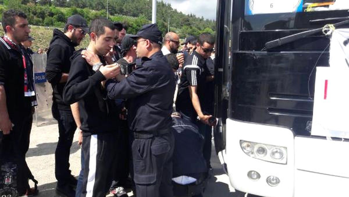 Beşiktaşlı Taraftarların Otobüsünde Ekmek Bıçağı, Demir Çubuk, Çakı ve Sopa Bulundu
