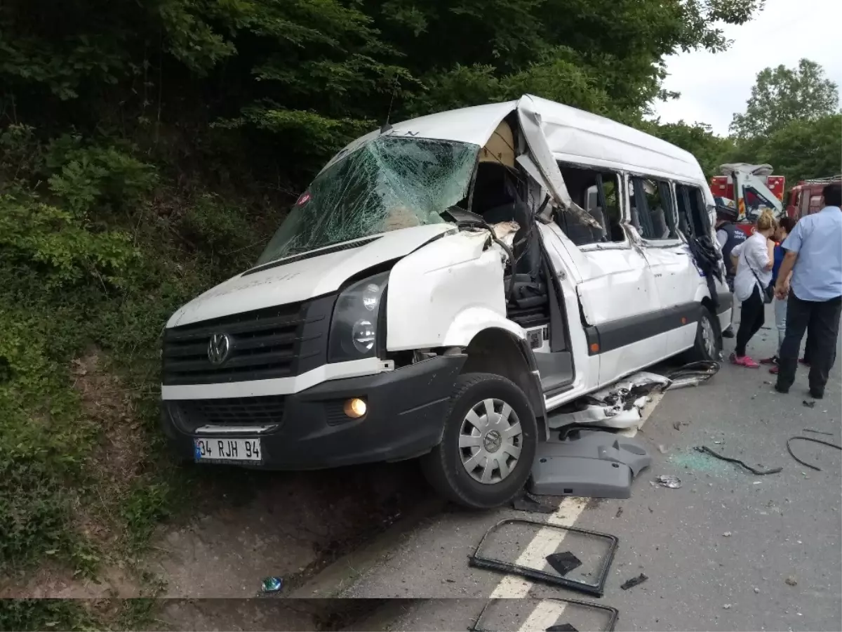 Beykoz\'da Moloz Yüklü Kamyon Dehşet Saçtı: 1 Ölü, 8 Yaralı