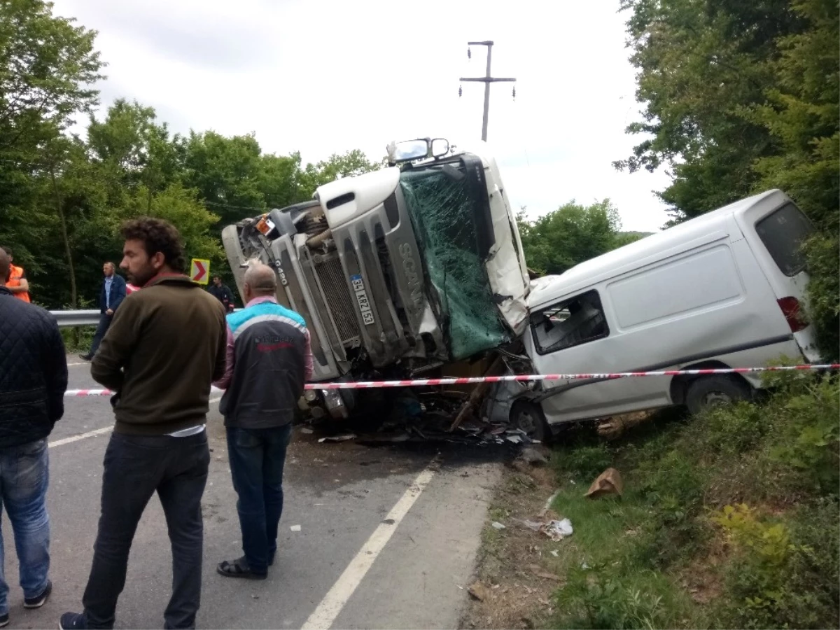 Beykoz Reşadiye Köy Yolu Üzerinde Moloz Yüklü Bir Kamyon, Öğrenci Servisi ile Bir Minibüse Çarptı.