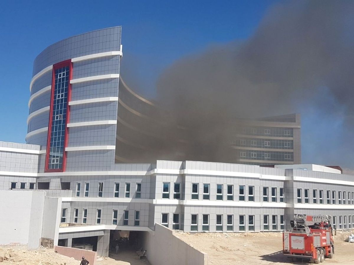 Beyşehir\'de Hastane İnşaat Alanında Yangın
