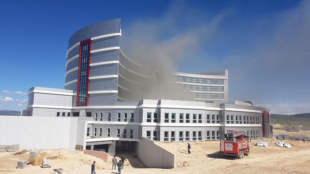 Beyşehir\'de Yeni Devlet Hastanesi İnşaatında Yangın
