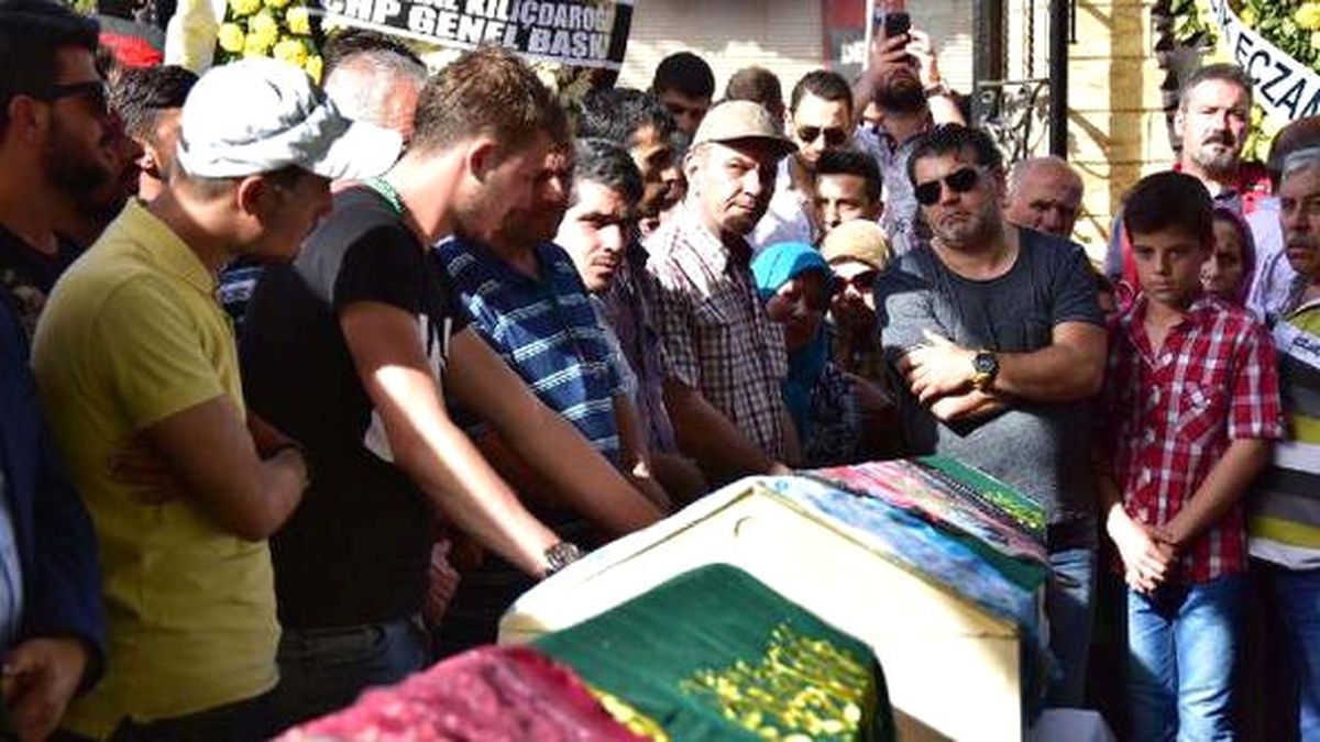 Buca\'da En Acı Anneler Günü; 24 Kaza Kurbanı Gözyaşlarıyla Uğurlandı (9)