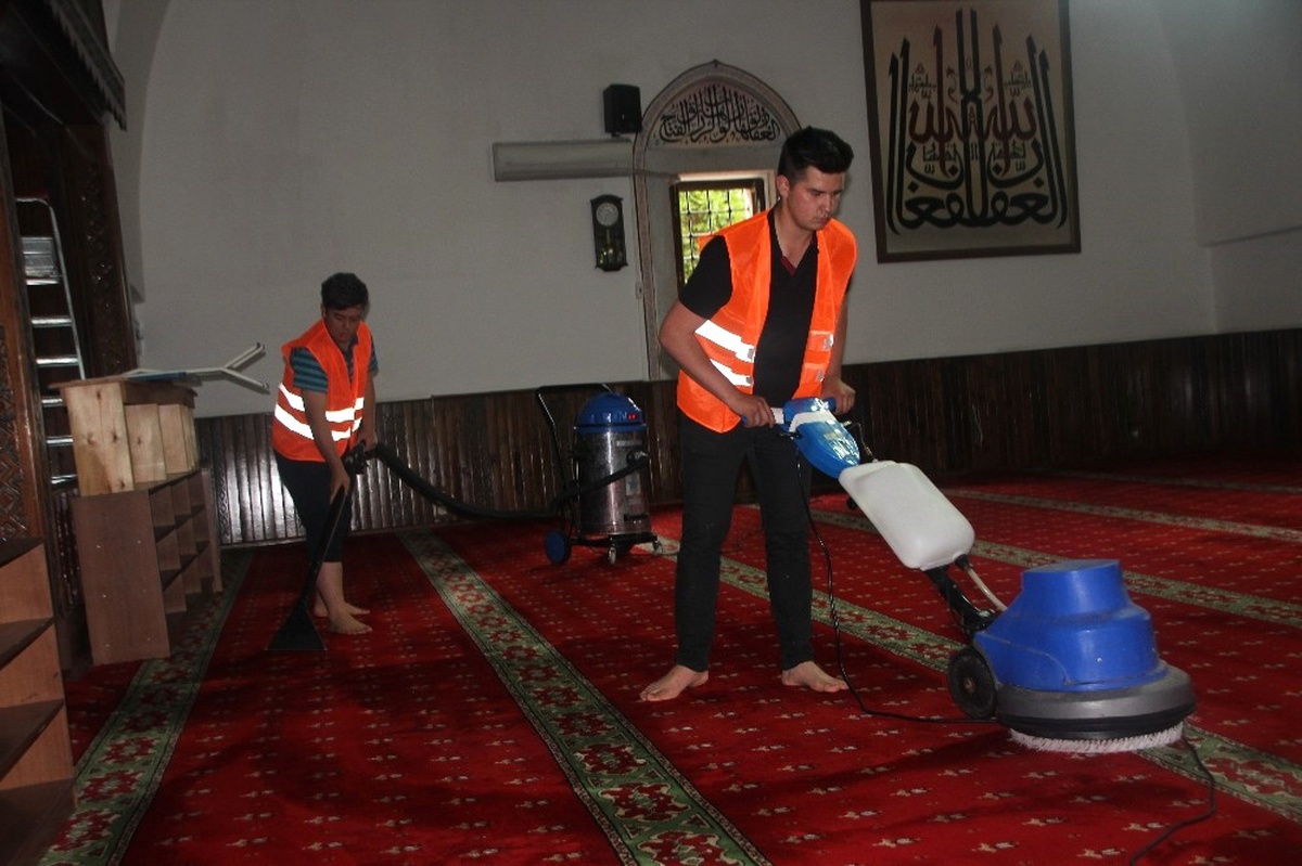 Camilerde Halılar Yıkanarak, Cami İçine Gül Suyu Sıkılıyor