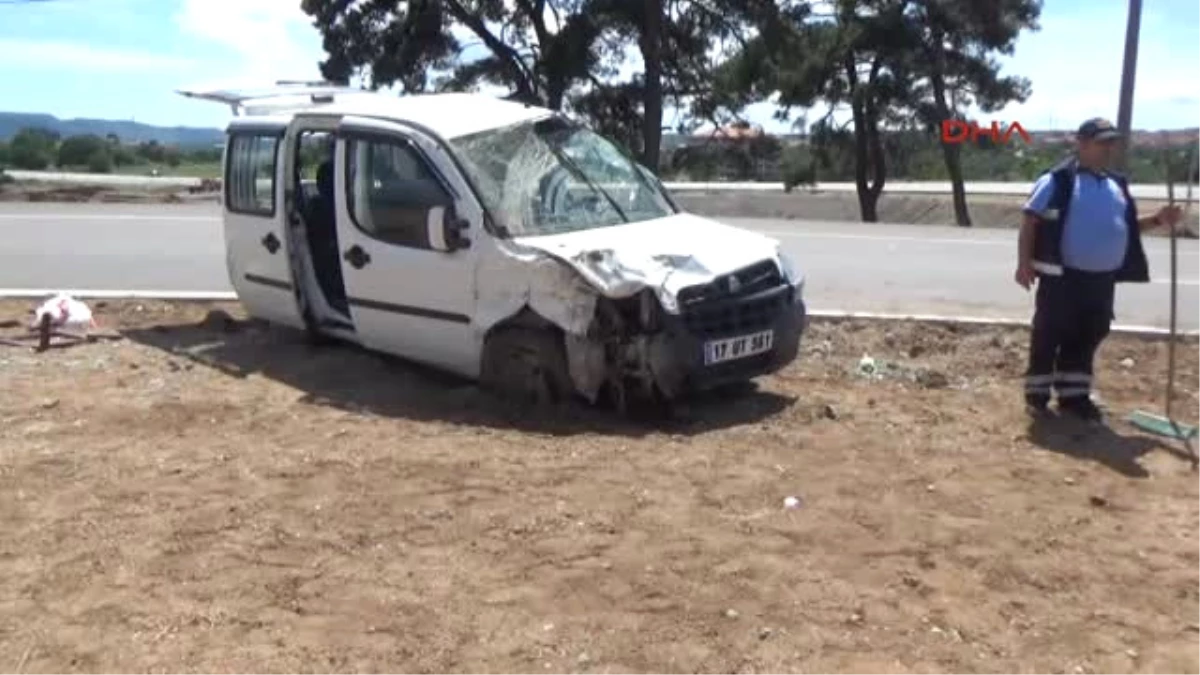 Çanakkale Otomobille Hafif Ticari Araç Çarpıştı: 9 Yaralı