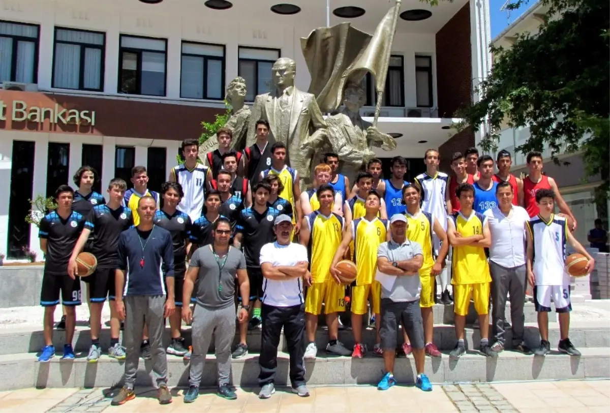 Çeşme\'de Sokak Basketbolu Turnuvası