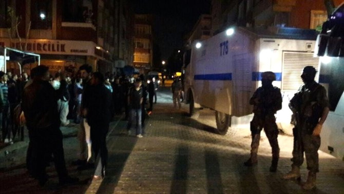 Dha İstanbul - Sultangazi\'de Olaylar Çıktı, Polis Müdahale Etti (1)