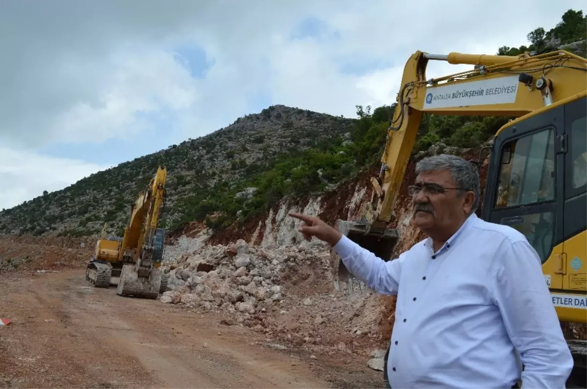 Döşemealtı Akkoç Mahallesi Yolu Genişliyor