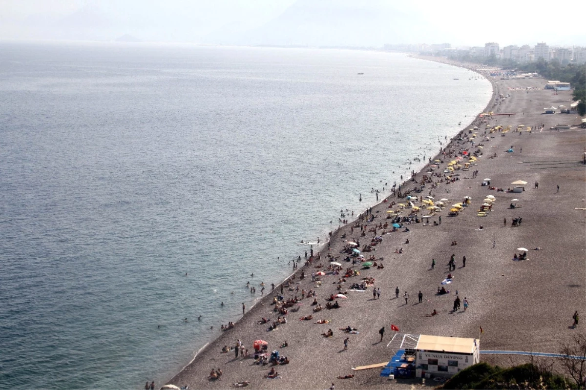 Dünyaca Ünlü Konyaaltı Sahili\'ndeki Atıklar Vatandaşları Kızdırdı