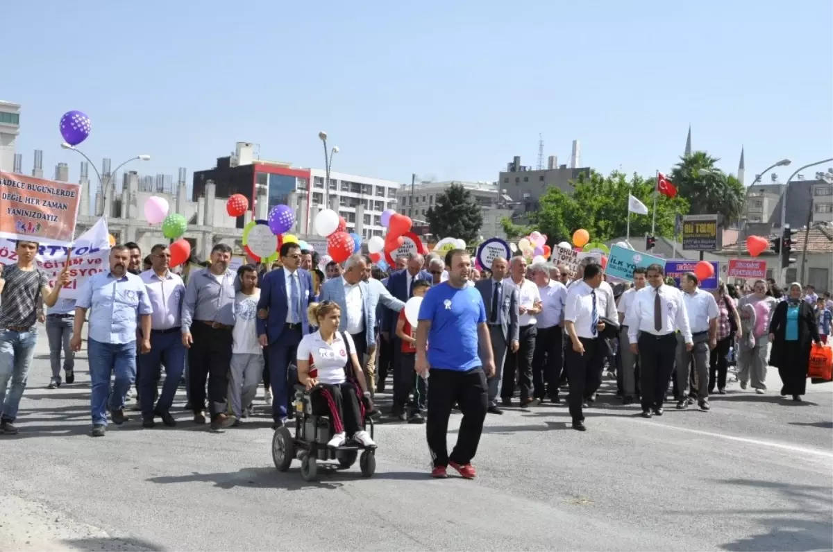 Engeliler Haftası\'nda "Farkındalık" Yürüyüşü