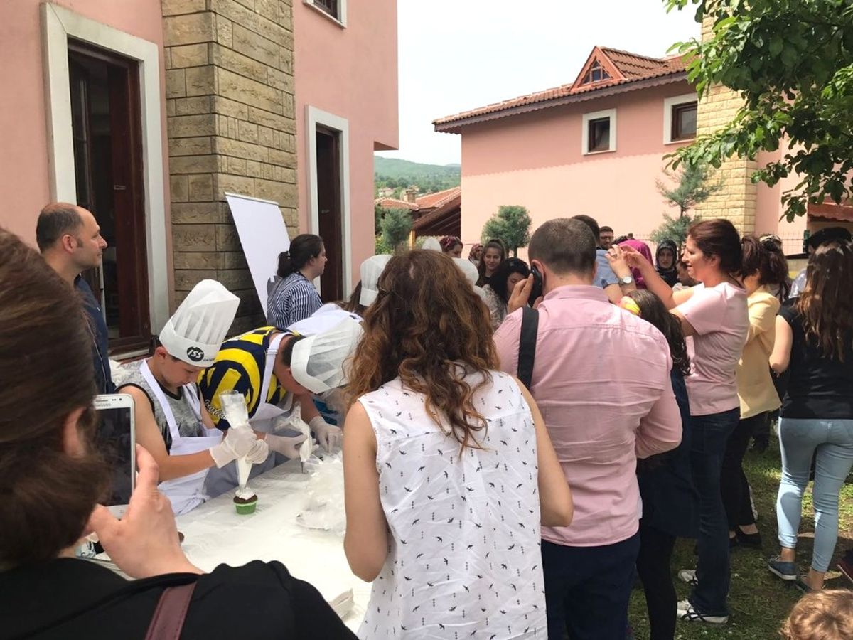 Engelliler Pasta Yaptı Öğretmen ve Aileleri Afiyetle Yedi