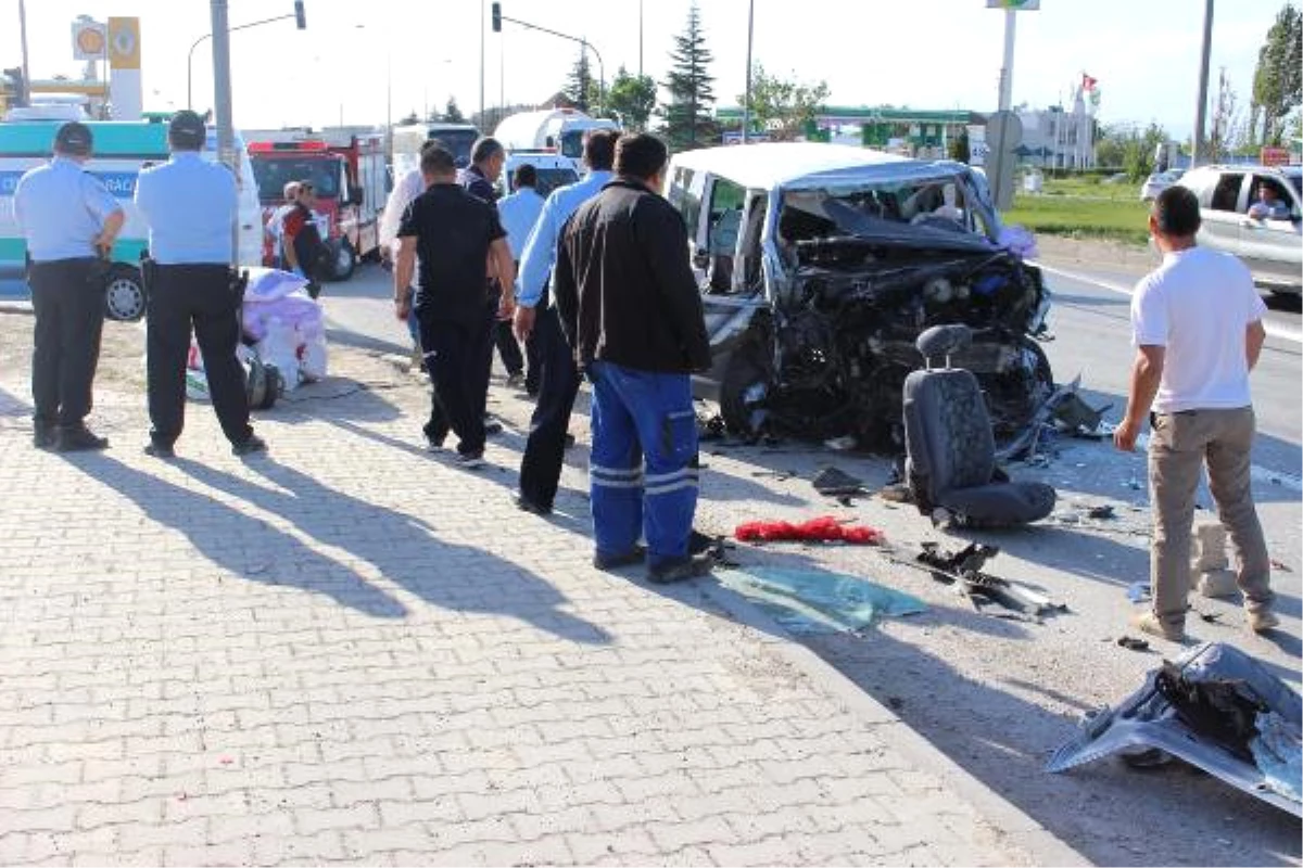 Eskişehir\'deki Minibüs Kazasında Ölü Sayısı 3\'e Yükseldi