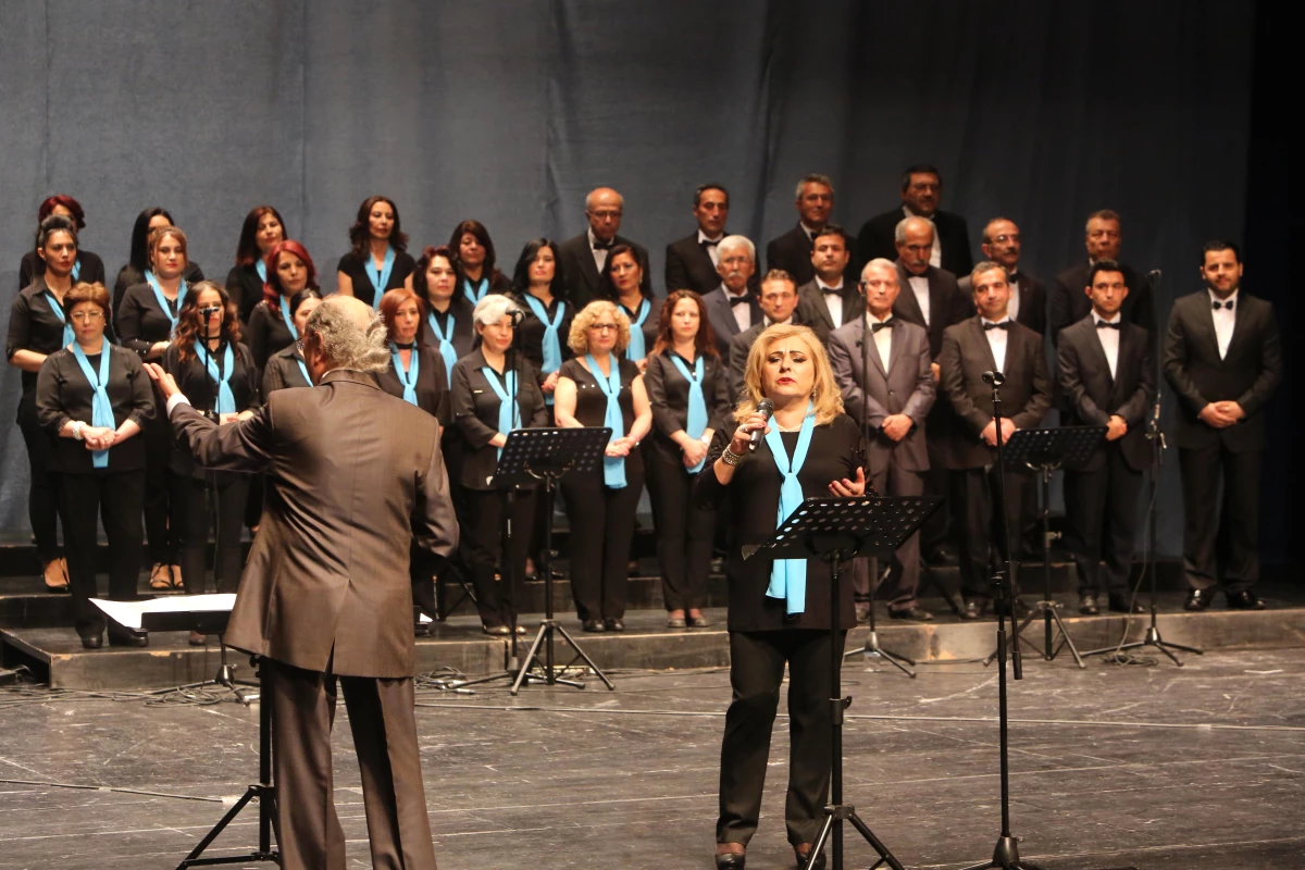 Esmek Türk Halk Müziği Korosu Anneler İçin Söyledi