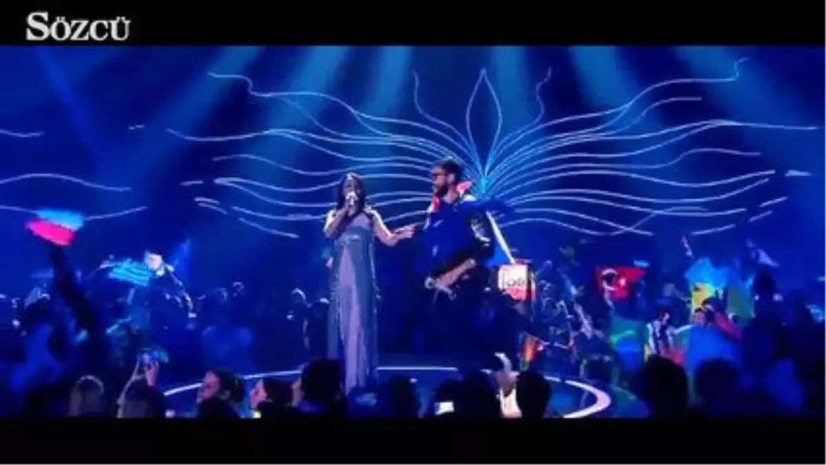 Eurovision\'da Skandal! Cemile Şarkı Söylerken, Sahneye Çıkarak Külotunu İndirdi