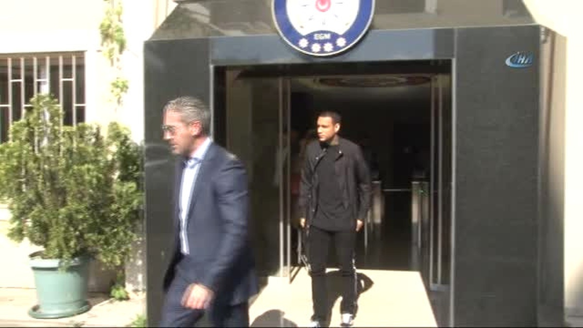 Fenerbahçe\'nin Hollandalı Futbolcusu Van Der Wiel\'i 4,5 Milyon Dolar Dolandırdığı İddia Edilen...