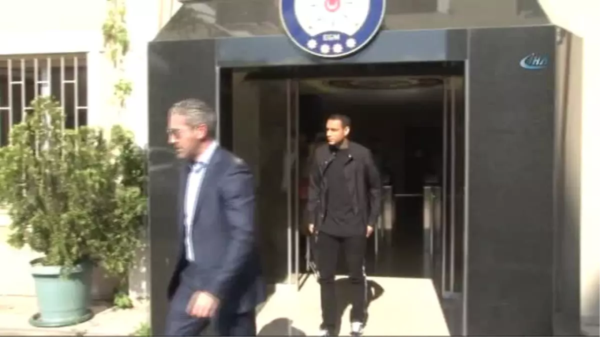 Fenerbahçeli Oyuncu Wiel\'i Dolandırdığı İddia Edilen Menajerler Gözaltına Alındı