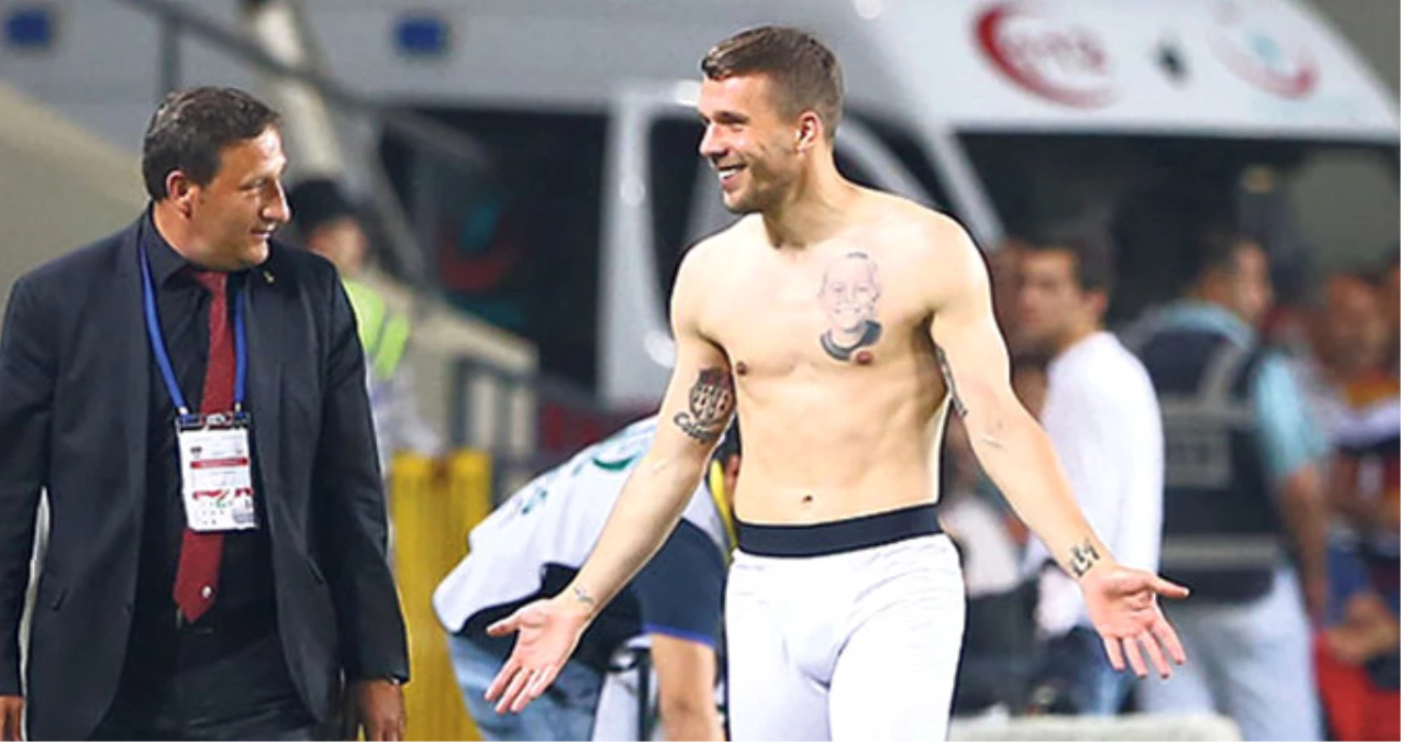 Galatasaraylı Podolski, Formasını ve Şortunu Taraftarlara Hediye Etti