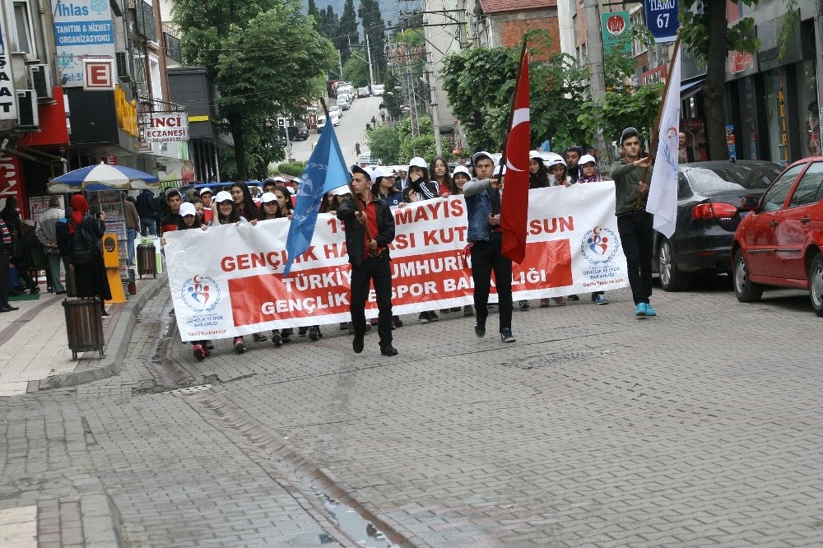 Gençler "Gençlik Yürüyüşünde "Bir Araya Geldi