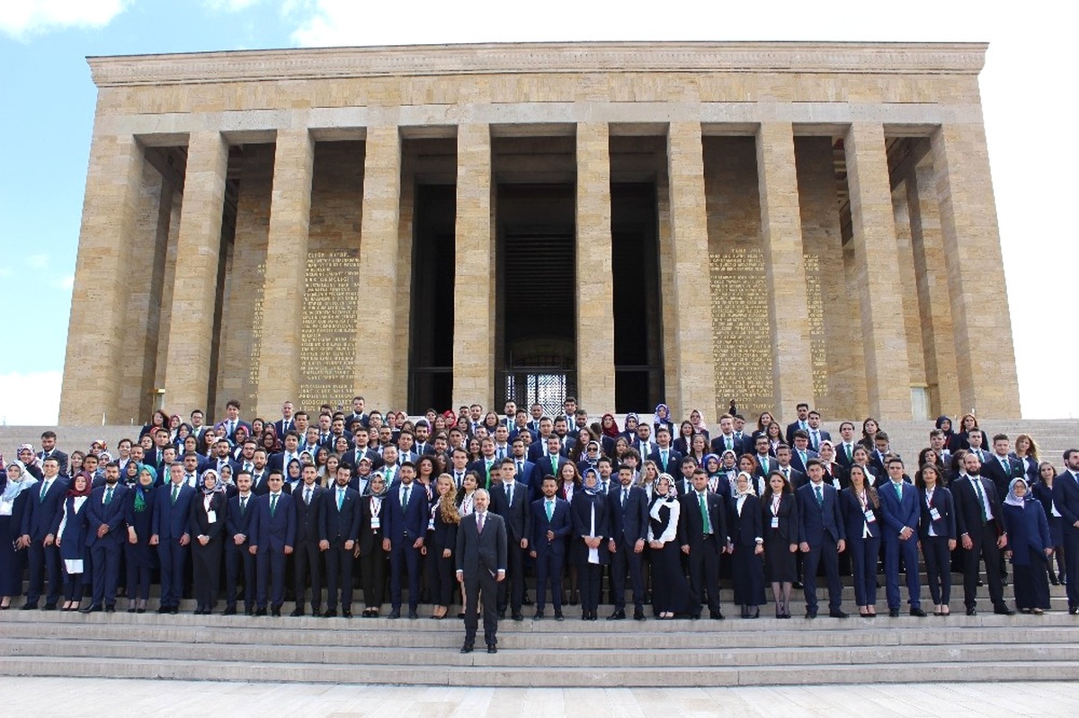 Gençlik ve Spor Bakanı Kılıç, Anıtkabir\'i Ziyaret Etti