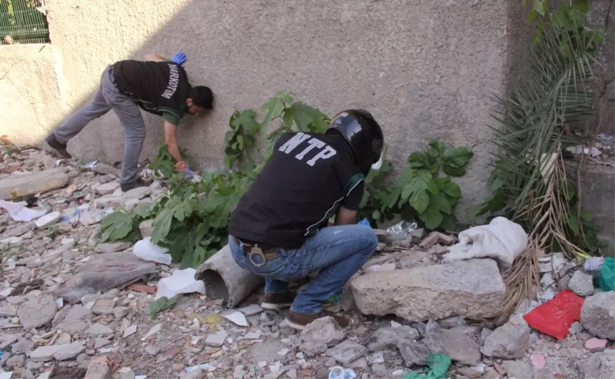 Adana\'da Her Taşın Altından Uyuşturucu Çıktı! Manava Giren Polis Şaşkına Döndü