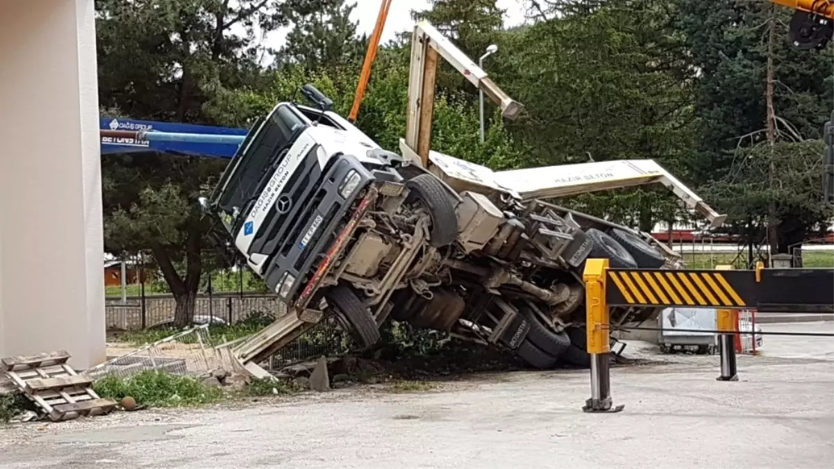 İki Okul Arasındaki İnşaata Beton Döken Pompa Aracı Devrildi