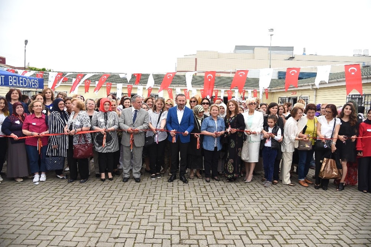 İzmek Kursiyerlerine Belgeleri Teslim Edildi