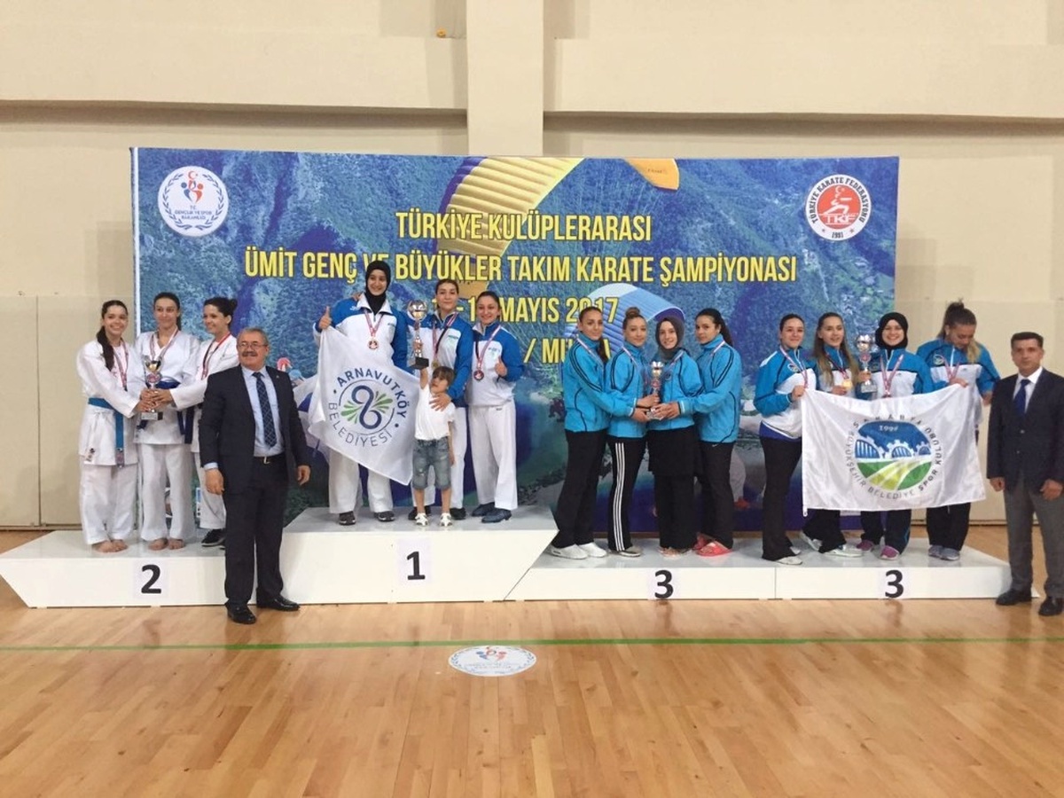 Kağıtspor\'da Büyük ve Ümit Bayanlardan Türkiye 3.\'lüğü Geldi