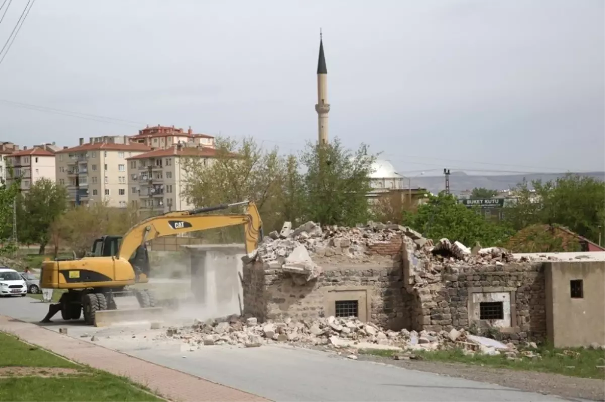 Kazımkarabekir\'de Mahalle Halkı Geri Dönüşüm İçin Evlerini Kendileri Yıkıyor