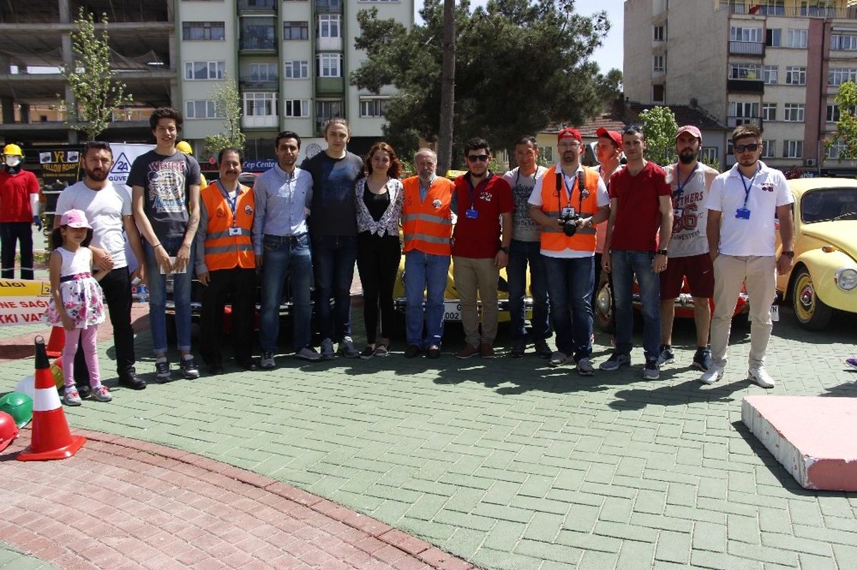 Klasik Arabalar ile Hastalığına Teşhis Konulamayan Naz Bebeğe Dikkat Çekiyorlar