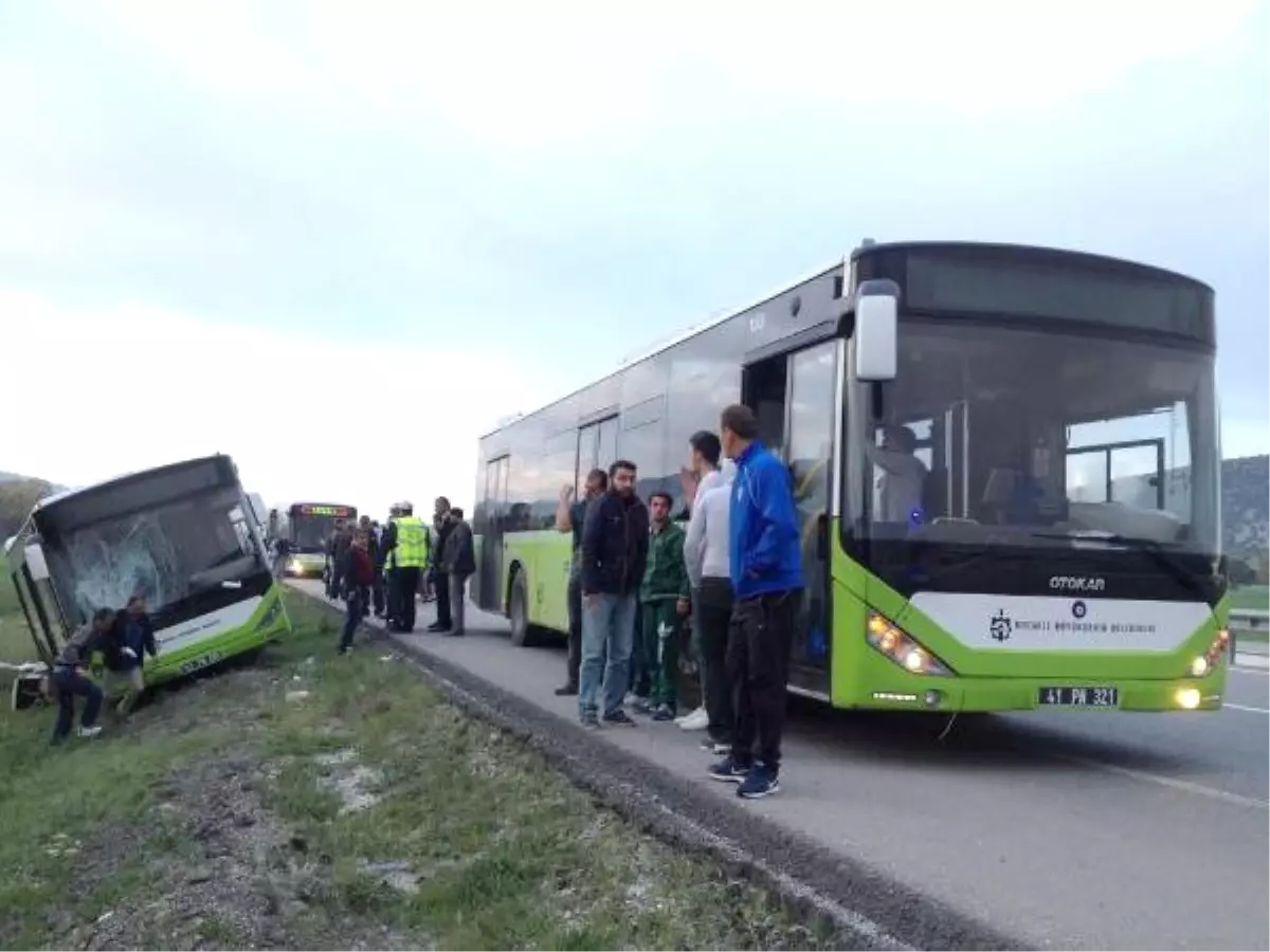 Kocaelisporlu Taraftarı Taşıyan Otobüs Kütahya\'da Kaza Yaptı, Yaralanan Olmadı