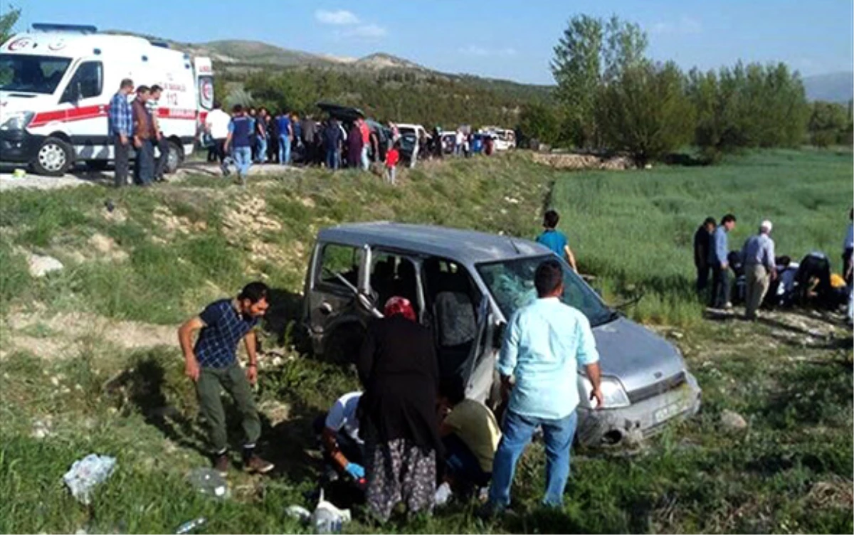 Konya\'da İki Araç Çarpıştı: 1 Ölü, 7 Yaralı